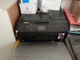 un ordinateur portable et une imprimante posés sur un bureau