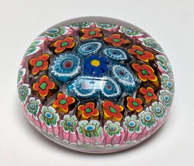 une boule en verre ornée d'un motif floral