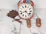 une horloge posée par terre à côté d'un bouchon en liège