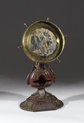 une horloge posée sur un socle orné d'une image