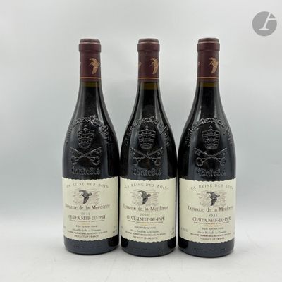 trois bouteilles de vin posées l'une à côté de l'autre sur une table