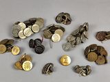 un lot de pièces de monnaie posées sur une table