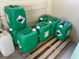 de nombreux fûts en plastique verts posés les uns à côté des autres sur une palette