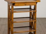 une petite table en bois surmontée d'une étagère