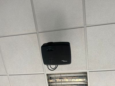 a ceiling fan that is on the ceiling of a room