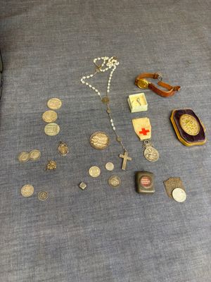 beaucoup d'objets qui traînent sur le canapé