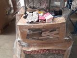 une pile de cartons posée sur un chariot dans un entrepôt