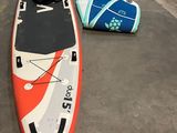 une planche de surf rouge et blanche posée sur un parking