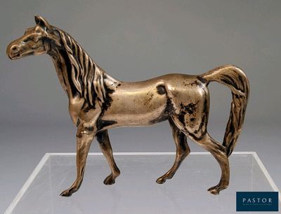 une statue représentant un cheval debout sur une surface claire