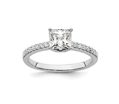 une bague de fiançailles ornée d'un diamant taille princesse au centre