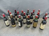 beaucoup de bouteilles de vin posées par terre