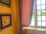 une photo d'une fenêtre dans une pièce aux murs jaunes