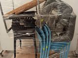 une pile de chaises en plastique et une chaise dans une pièce
