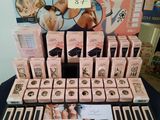 un gros plan sur un présentoir de produits de maquillage posé sur une table