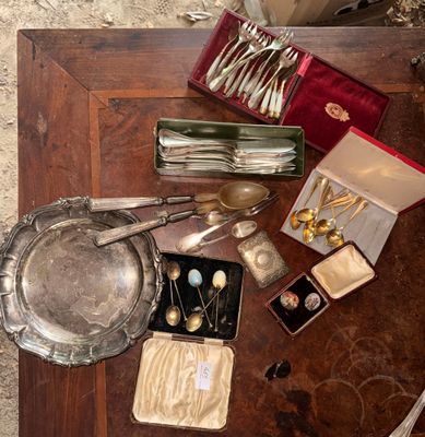 une table sur laquelle sont posés de l'argenterie et d'autres objets