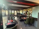 une salle avec beaucoup de tables et de chaises