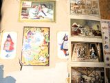 des tableaux accrochés au mur d'une pièce où il y a des tableaux accrochés au mur