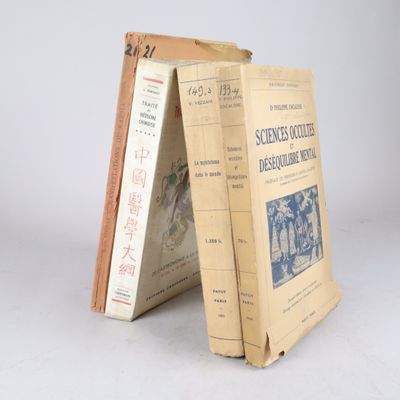 deux livres sont empilés sur une table