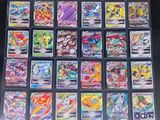 Une grande collection de cartes Pokémon est exposée sur une table.