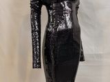 une robe noire à paillettes sur un mannequin, un mannequin, un mannequin, un mannequin, un mannequin, un mannequin, un mannequin, un mannequin