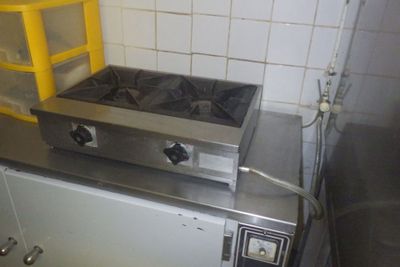 une cuisinière qui se trouve dans un coin de la cuisine