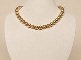 gros plan d'un collier sur un mannequin mannequin