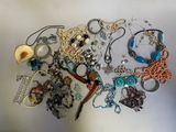de nombreux colliers et bracelets disposés sur une table