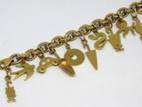Gros plan sur un bracelet en or orné de breloques