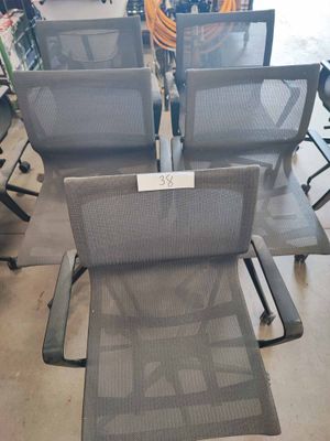 un grand nombre de chaises dans une pièce