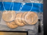 un sac de pièces de monnaie posé sur une table