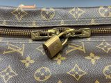 un gros plan d'un sac à main muni d'un cadenas
