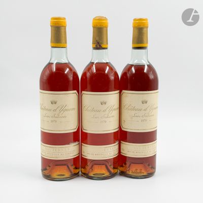 trois bouteilles de vin posées les unes à côté des autres sur une surface blanche