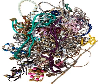 une pile de bijoux assortis sur une surface blanche