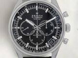Gros plan sur une montre à cadran noir