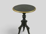une table d'appoint noire et dorée avec un plateau noir