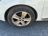 une voiture blanche garée sur le parking