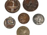 six types de pièces différents sont présentés sur une surface blanche