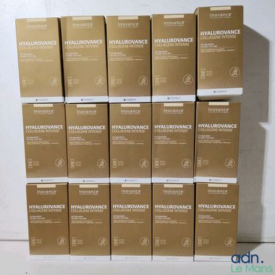 les cartons sont empilés les uns sur les autres par terre
