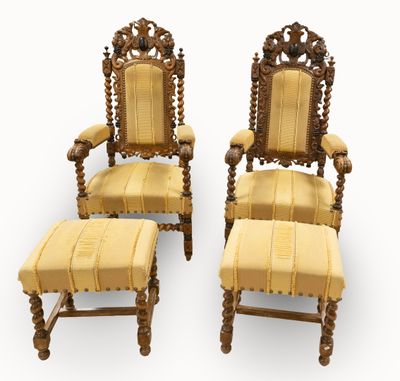 deux chaises et un repose-pieds avec une assise rembourrée jaune