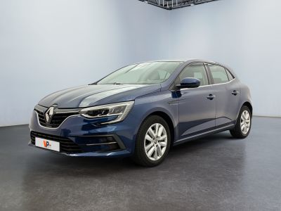 Une voiture bleue est garée dans une pièce aux murs blancs.