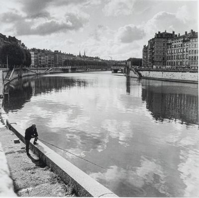 André GAMET (1919-2017) Lyon. Pêcheur solitaire sur la Saône…