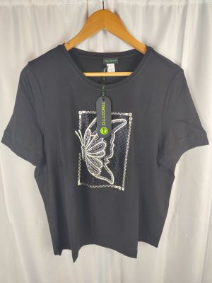 un t-shirt orné d'un papillon, suspendu à un cintre