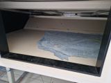 un micro-ondes recouvert d'un linge bleu dans une cuisine