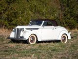 une voiture blanche garée dans l'herbe