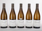 quatre bouteilles de vin sont alignées sur une surface blanche