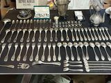 une table avec beaucoup d'argenterie