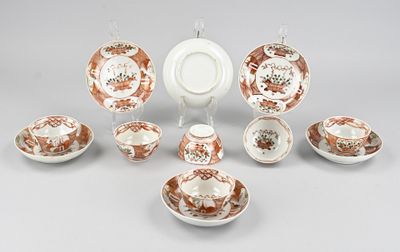 de nombreux types de tasses à thé et de soucoupes sur la table
