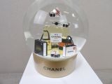 une boule à neige contenant un sac Chanel