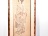 une vieille photo encadrée représentant une femme vêtue d'un kimono