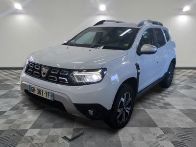une photo d'une dacia blanche garée sur un sol en damier